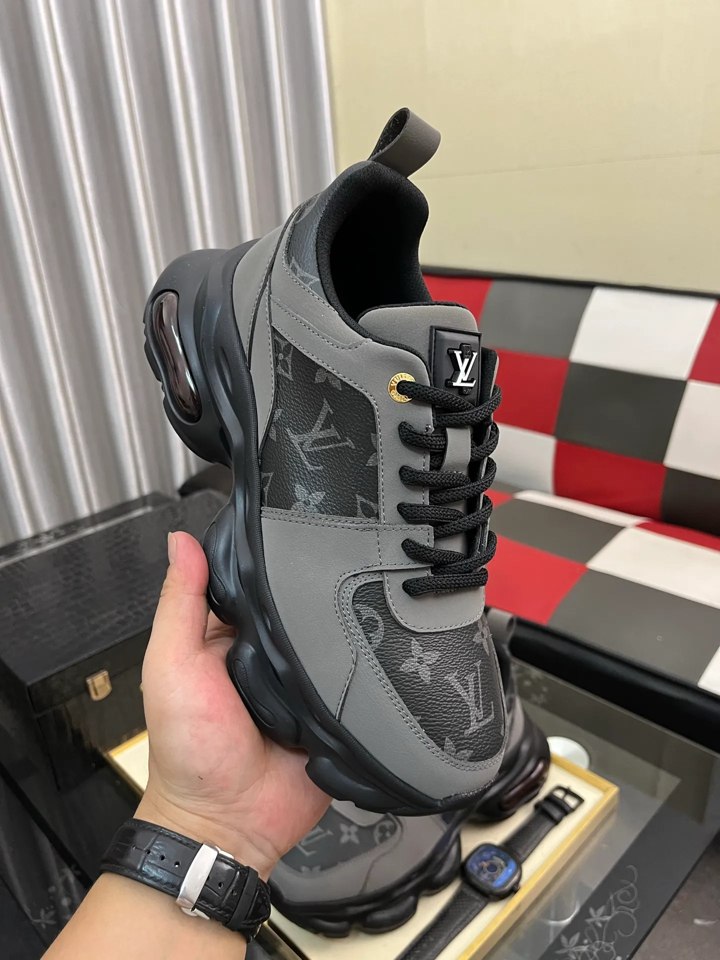 Men's shoes 💰458⌚️⌚️LV Louis Vuitton. The latest trendy casual shoes are popular in physical stores in sizes 38-44. New spring and summer comfortable imported custom original cowhide, unique jacquard fabric element design. Paired with sheepskin lining, Lv original bottom, [taiyang][taiyang] high-end packaging and high quality💪Details determine the quality, you can enter and leave the counter at will, welcome to compare🇮🇹